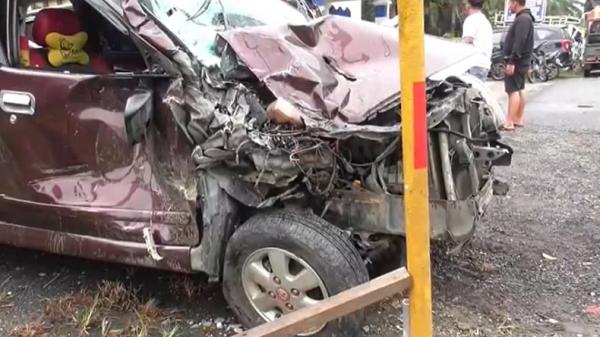 Mobil Avanza dan truk adu banteng di Jalinsum Perlabian, Kecamatan Kampung Rakyat, Labuhanbatu Selatan (Labusel), Selasa (14/11/2023). (Foto:Randi Kurniawan).