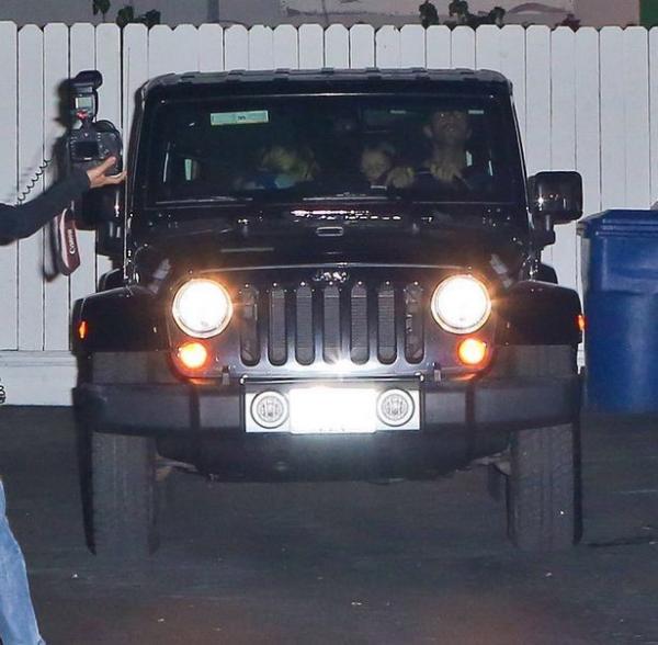 Chris Martin Naik Mobil Jeep Wrangler