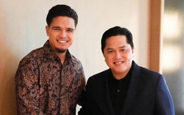 Xtwt Erick Thohir Ragnar Oratmangoen Calon pemain naturalisasi Timnas Indonesia, Ragnar Oratmangoen (kiri) berjabat tangan dengan Ketua Umum PSSI Erick Thohir di Jakarta, Kamis (16/11/2023). (Foto: Instagram @oratmangoen)