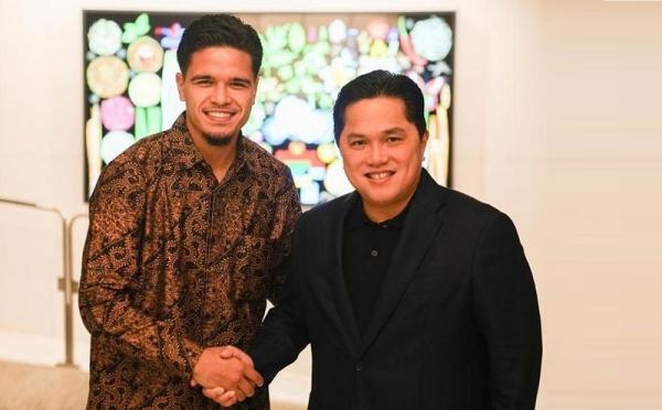 Calon pemain naturalisasi Timnas Indonesia, Ragnar Oratmangoen (kiri) berjabat tangan dengan Ketua Umum PSSI Erick Thohir di Jakarta, Kamis (16/11/2023). (Foto: Instagram @oratmangoen)