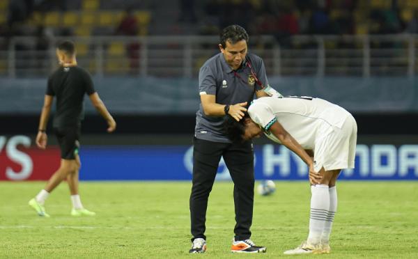 Bima Sakti Timnas Indonesia U-17 Pelatih Timnas Indonesia U-17 Bima Sakti menghibur pemainya usai dikalahkan Maroko U-17 1-3 pada matchday 3 Grup A Piala Dunia U-17 2023 di Stadion Gelora Bung Tomo, Surabaya, Kamis (16/1/2023). (Foto: Doc. LOC WCU17/NFL)