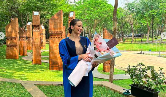 Screen Shot 2023 11 19 At 18 14 02 Enzy Storia bagikan potretnya merayakan wisuda usai lulus S1. (Foto: instagram)
