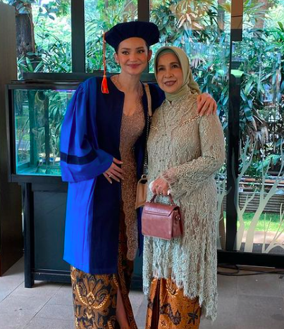 Screen Shot 2023 11 19 At 18 14 16 Enzy Storia bagikan potretnya merayakan wisuda usai lulus S1. (Foto: instagram)