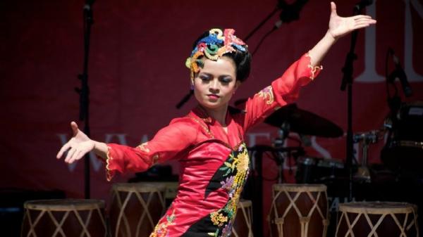 KETUK TILU KARAWANG Tari Ketuk Tilu, seni tari khas Karawang yang jadi cikal bakal Tari Jaipong. (FOTO: ISTIMEWA)