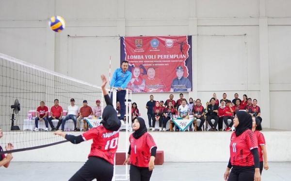Pemkot Semarang - pertandingan voli kader PKK Pertandingan bola voli perempuan Kader PKK antarkecamatan se-Kota Semarang berlangsung meriah, Sabtu (18/11/2023). (Foto: dok Pemkot Semarang)