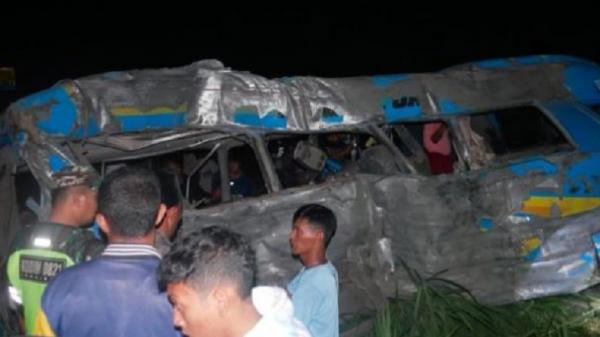 Kondisi mobil elf usai ditabrak KA Probowangi Kondisi mobil elf usai ditabrak KA Probowangi (foto: iNews/Yayan Nugroho)