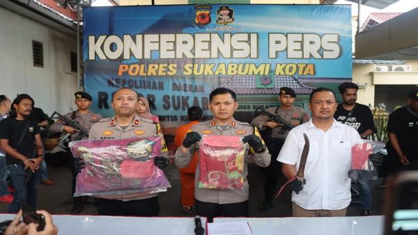 PEMBUNUHAN SUKABUMI Kapolres Sukabumi Kota AKBP Ari Setyawan Wibowo menunjukkan barang bukti pembunuhan yang dilakukan IRT berinisial PS terhadap RS penagih utang bank emok. (FOTO: Humas Polda Jabar)