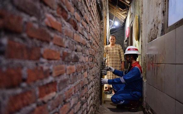 Operator produksi PT Pertamina EP Subang Field melakukan pengecekan pipa dan metering jaringan gas di rumah warga Desa Cidahu