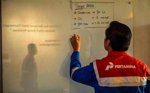 Senior Supervisor Produksi SP Subang Eko Aristiyawan menuliskan target produksi tahun 2023