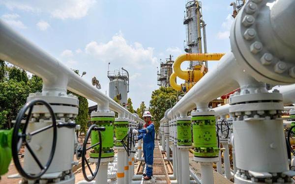 Operator mengatur aliran gas dari sumur menuju fasilitas produksi di Stasiun Pengumpul Subang
