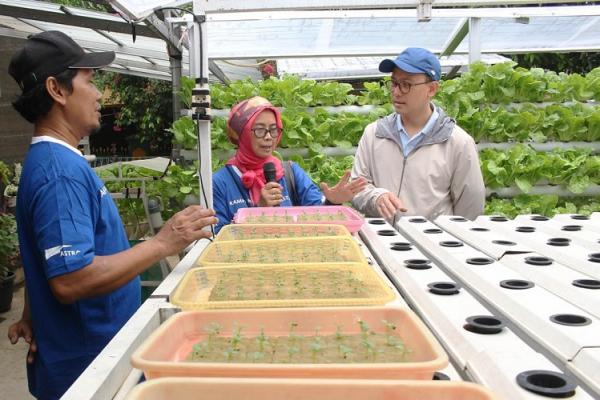 Head of Corporate Communications Astra Boy Kelana Soebroto (kanan) meninjau tanaman konsumsi yang ada di Taman Bibit dan Hidroponik hasil budidaya warga Kampung Berseri Astra Pekayon, Bekasi. (Foto: dok Astra)