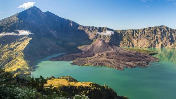 Gunung Rinjani dengan kawah Danau Segara Anak. (FOTO: ISTIMEWA)