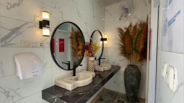 TOILET MEWAH SUKABUMI Fasilitas di dalam toilet mewah seperti fasilitas di hotel bintang lima di SPBU Bangkongreang, Cicurug, Sukabumi. (FOTO: iNews/BUDI SETIAWAN)