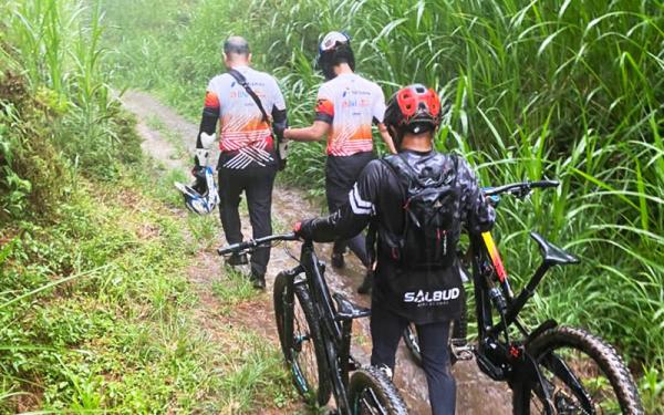 Marshal menemani peserta yang terjatuh. (Foto: Dok JMTB/Astra Bonardo)