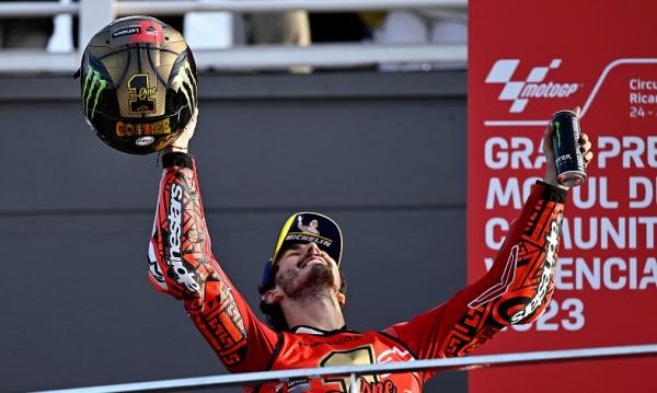 Francesco Bagnaia 1 Pembalap Ducati Lenovo, Francesco Bagnaia berhasil juara dunia MotoGP 2023 menyamai level Valentino Rossi dan Marc Marquez. (Foto: REUTERS)