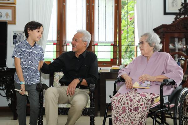 Ganjar Pranowo berbincang dengan Meri Hoegeng di kediamannya (Foto: Ist)