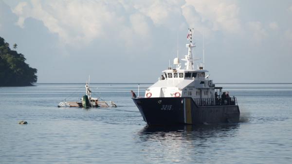 KKP tangkap kapal asing pencuri ikan Kementerian Kelautan dan Perikanan (KKP) berhasil menangkap satu unit kapal asing pencuri ikan berbendera Filipina di WPPNRI 716 Laut Sulawesi. (Foto: dok KKP)