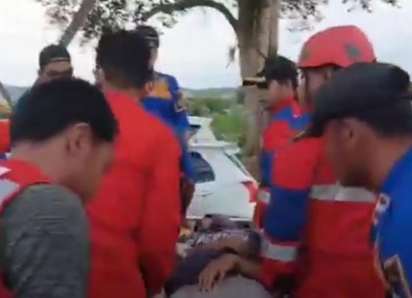 Petugas damkar menyelamatkan gadis yang nekat memanjat tower radio di Kutai Kartanegara. (Foto: iNews)