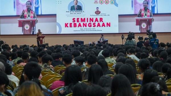 Mahfud MD seminar kebangsaan Menko Polhukam sekaligus cawapres nomor urut 3 Mahfud MD saat mengisi seminar kebangsaan di Universitas Buddhi Dharma, Rabu (29/11/2023). (Foto: Kemenko Polhukam)