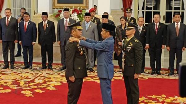 maruli naik pangkat jadi jenderal Presiden Jokowi saat menaikkan pangkat KSAD Letjen Maruli Simanjuntak menjadi Jenderal TNI di Istana Negara, Rabu (29/11/2023). (Foto: iNews/Raka Dwi N)