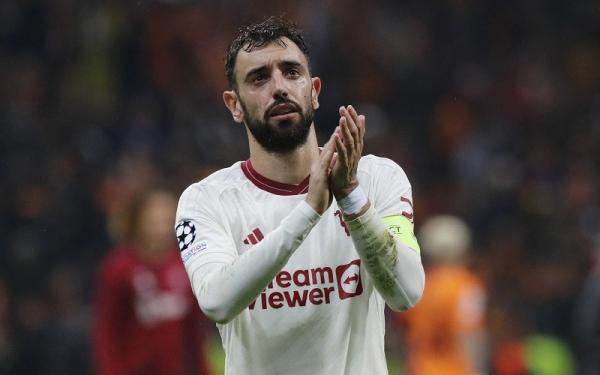 Gelandang Manchester United Bruno Fernandes (8) merayakan golnya ke gawang Everton pada Liga Inggris 2023-2024 di Old Trafford, Sabtu (9/3/2024) malam WIB. (Foto: REUTERS)