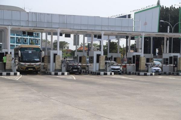 Kendaraan wajib menempelkan kartu uang elektronik di pintu masuk Bandara Internasional I Gusti Ngurah Rai. (Foto: AP1)