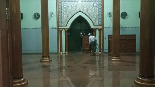 banjir bojonegoro Masjid Arrohman Dander Bojonegoro terendam lumpur akibat banjir Bandang, Jumat (1/12/2023). (Dedi Mahdi).