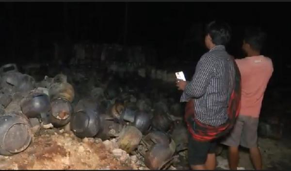 Tumpukan elpiji dalam gudang yang terbakar. (Rustaman Nusantara).