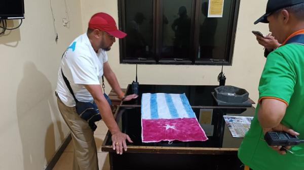 Geger Penemuan Kain Bermotif Bintang Kejora Geger Penemuan Kain Bermotif Bintang Kejora di Tiang Bendera SD Mulele Wamena (Foto: Istimewa)