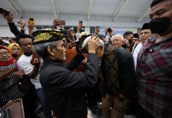 Ganjar Suku Sasak2 5 Mpi Ratusan tokoh adat dan masyarakat Lombok menyambut Ganjar Pranowo di Bandara Internasional Zainuddin Abdul Madjid (Foto: Istimewa)