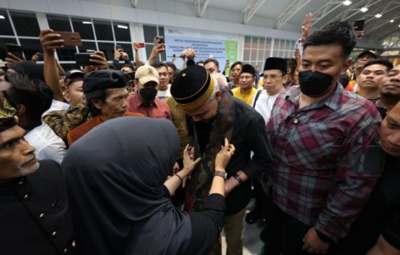 Ganjar Suku Sasak5 Mpi Ratusan tokoh adat dan masyarakat Lombok menyambut Ganjar Pranowo di Bandara Internasional Zainuddin Abdul Madjid (Foto: Istimewa)