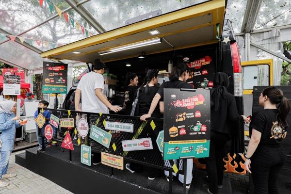 Decemblar Kustom Weekender 2023 Selama dua hari pagelaran Decemblar Kustom Weekender 2023, para pengunjung selalu memadati food garage Sasa. (Foto: dok iNews Media Group/Aldhi Chandra Setiawan)