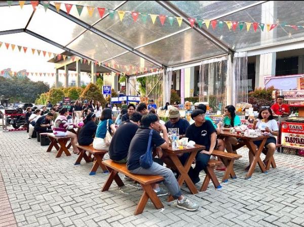 food garage Sasa Sembari menikmati jajanan di food garage Sasa, pengunjung terhibur dengan penampilan dari band-band yang hadir. (Foto: dok PT Sasa Inti)