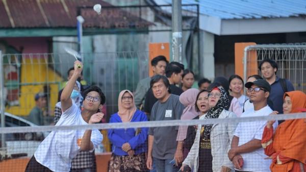 alam ganjar main bulu tangkis di makassar Keseruan saat Muhammad Zinedine Alam Ganjar berolahraga bersama warga di Jalan Taman Sudiang Indah, Sudiang, Kecamatan Biringkanaya, Kota Makassar, Sulawesi Selatan, Senin (4/12/2023) sore. (Foto: Istimewa)