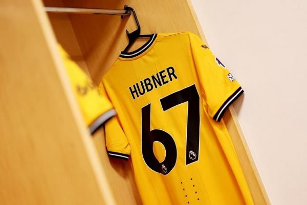 Jersey Wolverhampton Wanderers milik Justin Hubner, di Stadion Emirates, markas Arsenal, pada lanjutan Liga Inggris 2023-2024, Sabtu (2/12/2023). (Foto: Instagram @justinhubner5)