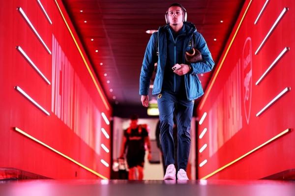 Pemain Wolverhampton Wanderers, Justin Hubner, memasuki Stadion Emirates, markas Arsenal, pada Liga Inggris 2023-2024, Sabtu (2/12/2023). (Foto: Instagram @justinhubner5)