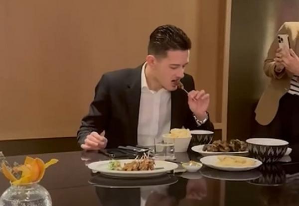 Justin Hubner melahap sate ayam Justin Hubner melahap sate ayam saat ditraktir Ketua Umum PSSI Erick Thohir di salah satu pusat perbelanjaan di Jakarta, Rabu (6/12/2023). (Foto: Instagram @erickthohir)