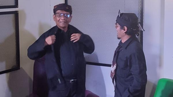 Cawapres Mahfud MD mengenakan pangsi yang diberikan olrh seniman dan budayawan Sunda Budi Dalton. (FOTO: ISTIMEWA)