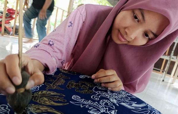 bangsawan Perempuan muda di Gresik semangat belajar membatik di galeri batik Bangsawan. (Foto: Ihya` Ulumuddin).