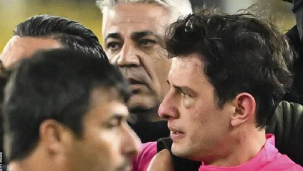 Wasit Ditinju di Turki Wasit di Turki Halil Umut Meler ditinju Presiden Klub Ankaragucu, Faruk Kocasebuah, Senin (11/12/2023). (Foto: BBC)