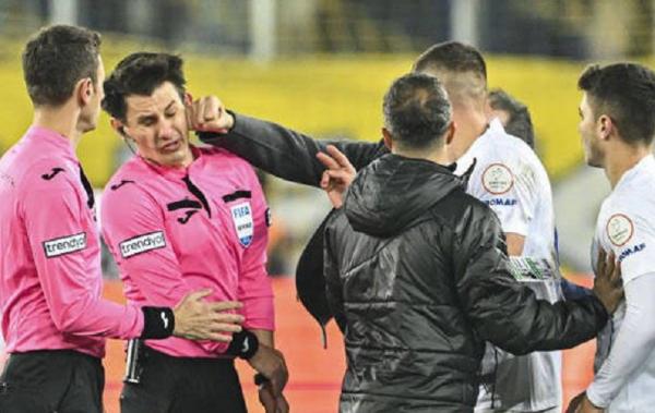 Wasit Turki Dipukul Federasi Sepak Bola Turki (TFF) menangguhkan semua liga menyusul insiden kekerasan yang dilakukan oleh Presiden Klub Ankaragucu, Faruk Koca, terhadap wasit. (Foto: BBC)