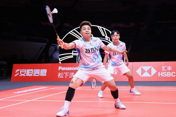 Ganda putri Indonesia Apriyani Rahayu/Siti Fadia Silva Ramadhanti mengalahkan duet Jepang Mayu Matsumoto/Wakana Nagahara 11-21, 21-16 dan 21-18 pada BWF World Tour Finals 2023 di Hangzhou, Rabu (13/12/2023) siang. (Foto: PBSI)