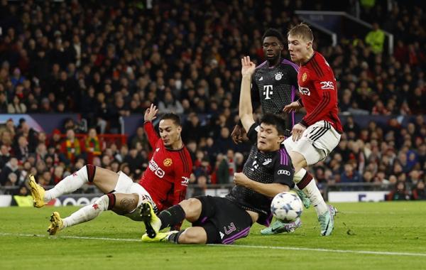 Man United vs Bayern Bayern Munchen menang tipis 1-0 atas Manchester United di Liga Champions 2023-2024. Kekalahan ini membuat Man United berada di dasar klasemen. (foto: REUTERS)