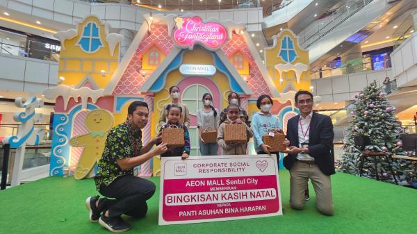 Berbagi kasih perayaan Natal di Aeon Mall Sentul City. 