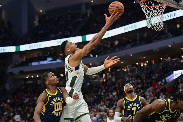 Milwaukee Bucks Giannis Antetokounmpo Forward Milwaukee Bucks Giannis Antetokounmpo (34) mencetak poin saat meladeni Indiana Pacers dalam lanjutan NBA 2023-2024 di Fiserv Forum, Kamis (14/12/2023) siang WIB. (Foto: REUTERS/Benny Sieu-USA TODAY Sports)