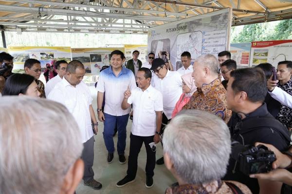 Menteri BKPM saat melakukan kunjungan kerja ke IKN Menteri Investasi/Kepala Badan Koordinasi Penanaman Modal (BKPM) saat melakukan kunjungan kerja ke IKN bersama Konsorsium Penanaman Modal Dalam Negeri (PMDN) yang dipimpin oleh pendiri Agung Sedayu Group Sugianto Kusuma. (Foto: dok BKPM)
