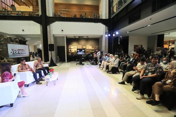 iBreak Kemenkominfo Puluhan anggota komunitas dan masyarakat antusias mengikuti talkshow iBreak iNews TV bertema “Integrasi SPBE Pilar Transformasi Digital Indonesia”. (Foto: Okezone/Arif Julianto)