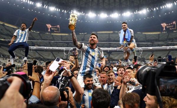 Lionel Messi juara Piala Dunia 2022 Lionel Messi merayakan titel juara Piala Dunia 2022 bersama Timnas Argentina di Lusail Iconic Stadium, Qatar, 18 Desember 2022. (Foto: Telegraph)