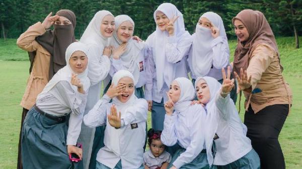 Memakai seragam SMA