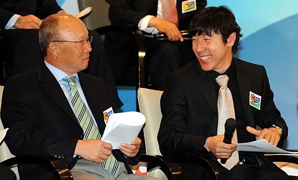 Park Hang-seo (kiri) dikabarkan akan menggantikan Shin Tae-yong (kanan) sebagai pelatih Timnas Indonesia. (Foto: Bong Da)